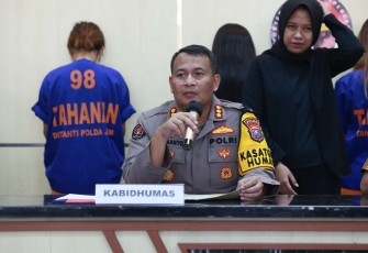 Kabid Humas Polda Jatim Kombes Dirmanto saat memberikan keterangan pers, Jum'at (5/4)