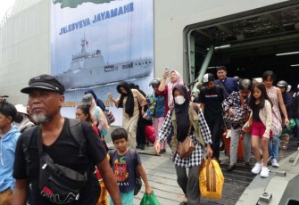Penumpang mudik gratis TNI AL sampai di dermaga Madura Koarmada II Surabaya, Minggu (7/4)