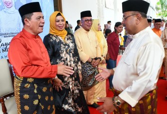 Masyarakat Menyerbu Gedung Daerah Hadiri Open House Gubernur Ansar Ahmad 