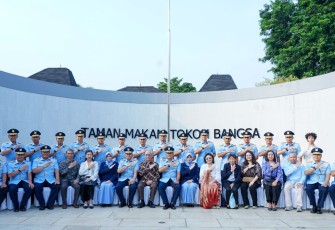 Ziarah Rombongan di TMTB Karet Bivak, Jakarta, Rabu (17/4)