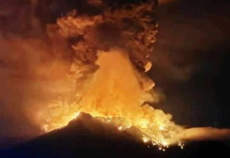 Erupsi Gunung Ruang di Kabupaten Sitaro, Provinsi Sulawesi Utara, Rabu (17/4)