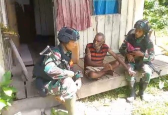 Satgas Yonif 310/KK bantu memberikan pekarangan rumah warga 