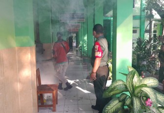 Fogging di sekolah desa binaan 