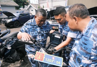 Dandepohar 10 Kolonel Tek Ruhimat saat pengecekan kendaraan dinas 