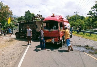 Truk Lakalantas di Jalan Raya Pracimantoro, Kabupaten Wonogiri, Kamis (18/4)