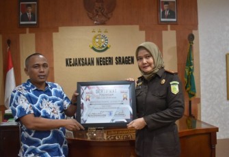 Kepala Kejaksaan Negeri Sragen Virginia Hariztavianne saat menerima penghargaan 