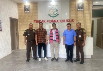 Penyerahan Tersangka Dugaan Korupsi Dana Hibah Tahun Anggaran 2011-2013
