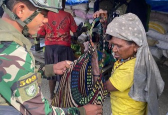 Prajurit Condromowo borong dagangan masyarakat 