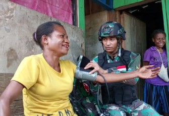 Pelayanan kesehatan door to door Satgas Yonif 310/KK