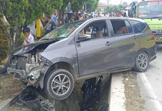 Minibus Toyota Calya ringsek setelah tabrak pengendara sepeda motor di jalan Ungaran Bawean Semarang 