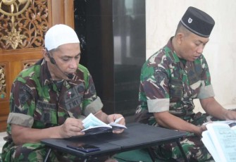 Doa bersama prajurit Menarmed 2 Kostrad di Masjid Baitul Muttaqin, Kamis (25/4)