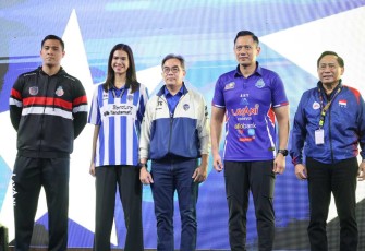 Menteri ATR/BPN Agus Harimurti Yudhoyono foto bersama penyerahan piala bergilir Proliga 2024 di Yogyakarta 