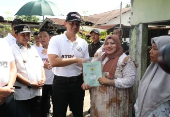 Menteri ATR/BPN Agus Harimurti Yudhoyono saat menyerahkan sertipikat warga Kelurahan Romangpolong, Kabupaten Gowa, Provinsi Sulsel, Sabtu (27/4)