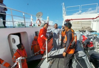 Bakamla RI Evakuasi ABK Kapal Tanzania Terbakar di Perairan Pulau Timor 
