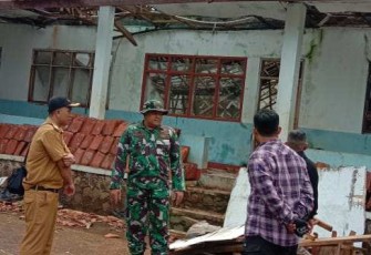 Dandim 0611/Garut Letkol Czi Dhanisworo saat meninjau lokasi gempa, Senin (29/4)