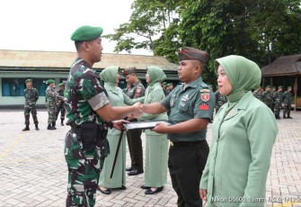 Dandim 1002/HST Letkol Inf Fery Perbawa saat korps raport pindah satuan anggotanya, Senin (29/4)