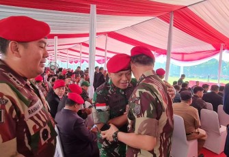 Danrem 121/Abw Brigjen TNI Luqman Arief saat menyalami Panglima TNI di Mako Kopassus Cijantung Jakarta 