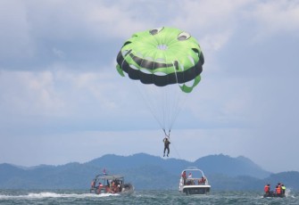 Latihan Parasailing Koopsud I di Kepri Koral Batam, Rabu (1/5)