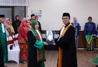 Ketua Mahkamah Agung Prof Dr H M Syarifuddin saat memberikan cenderamata 