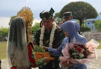Pangkoopsud I Marsda TNI Mohammad Nurdin dan ibu saat menerima kalungan bunga di Lanud Hang Nadim Batam