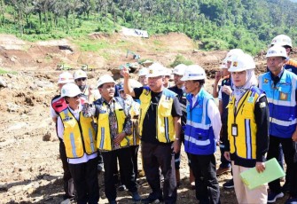 Menteri PUPR Basuki Hadimuljono saat meninjau bendungan Meninting, NTB