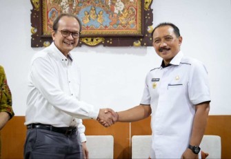 Deputi Bidang Usaha Mikro KemenkopUKM Yulius bersama Pj Bupati Klungkung I Nyoman Jendrika