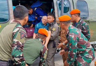 Helikopter Carakal H-225M TNI AU Evaluasi 36 Lansia dan Anak-anak Dari Desa Terisolir 