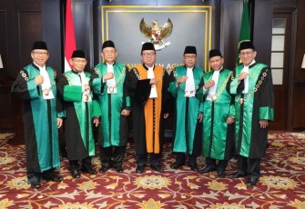 Ketua MA Prof Dr H M Syarifuddin foto bersama Ketua Pengadilan Tinggi Agama usai pelantikan di Jakarta 