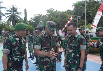 Kasdim 1001/HSU-BLG Kapten Inf Andi Tiro saat pengecekan HP prajuritnya 