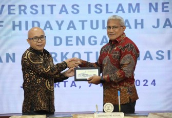 Kepala BNN RI Marthinus Hukom menerima cenderamata 
