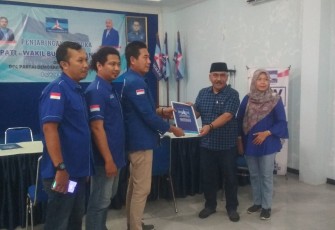Ketua Satgas Tim Penjaringan Calon Bupati - Wakil Bupati Karanganyar DPC Demokrat Karanganyar Leo Edi Kusumo menyerahkan formulir berkas pendaftaran kepada Tri Haryadi, di kantor DPC Demokrat Karanganyar, Rabu (8/5/2024)