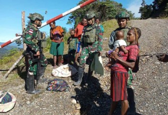 Masyarakat melintas di depan pos Tk Bilogai Ksatria Condromowo 