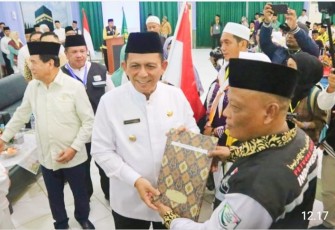 487 Jemaah Calon Haji Kloter 1 Embarkasi Batam di Lepas Gubernur Kepri Ansar Ahmad 