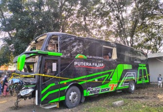 Bus Trans Putera Fajar lakalantas membawa pelajar SMK Lingga Kencana Kota Depok di Ciater