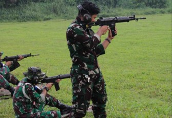 Latihan menembak prajurit Koopsud I
