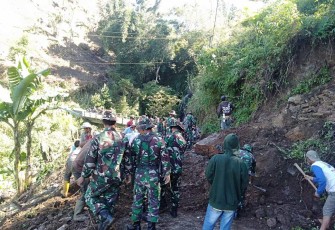 Karya bakti bersihkan material longsor di kampung Parring-parring