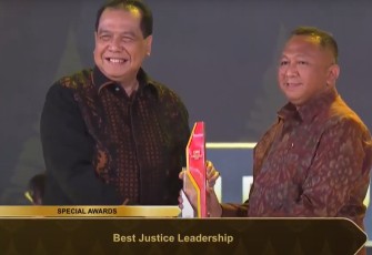 Kajati Bali Dr Ketut Sumedana menerima penghargaan CNN Award