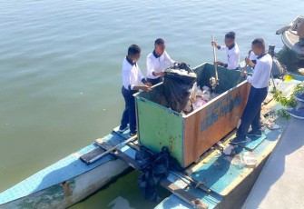 Prajurit TNI AL bersihkan sampah di pantai Losari 