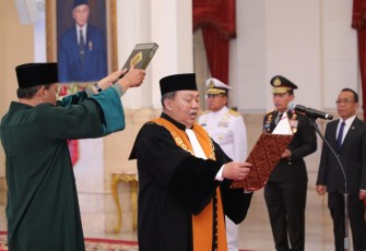 Suharto mengucapkan sumpah jabatan di hadapan presiden Jokowi di Istana Negara, Jakarta, Rabu (15/5)