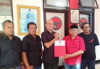 Yosi Tutut Gunawan Serahkan Kelengkapan Formulir Pendaftaran Bakal Calon Bupati Blitar ke DPC PDIP Kabupaten Blitar