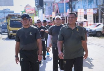 Danrem 121/Abw Brigjen TNI Luqman Arief saat berolahraga bersama jajaran 