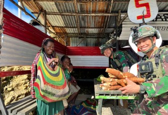 Prajurit Condromowo borong hasil tani mama Papua