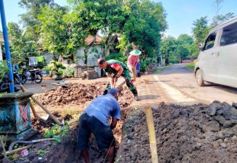 Gotong-royong bantu warga buat saluran air
