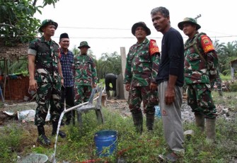 Dansatgas TMMD ke-120 Kodim 0209/LB Letkol Inf Yudy Ardiyan Saputro ketika meninjau pembuatan tandon sumur bor