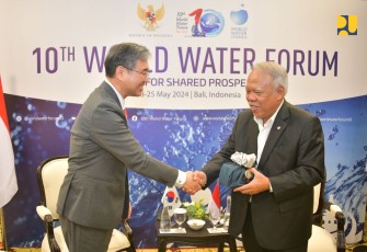 Menteri PUPR Basuki Hadimuljono menerima cenderamata dari delegasi Korea Selatan 