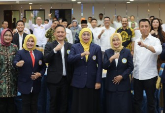 Khofifah Indar Parawansa Lantik Ikatan Alumni UNAIR Kepri 