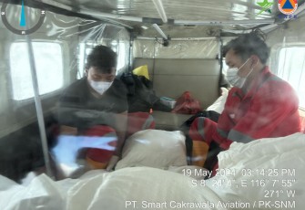Proses penyemaian Natrium Chlorida (NaCL) dalam proses operasi TMC di wilayah Bali, Minggu (19/5)