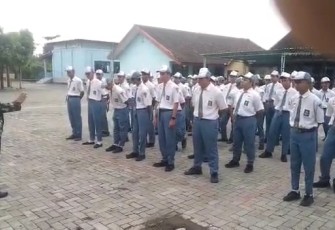 Latih siswa Peraturan Baris Berbaris 