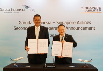 Dirut Garuda Indonesia Irfan Setiaputra bersama CEO Singapore Airlines Goh Choon Phong