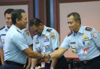 Kasau Marsekal TNI Mohamad Tonny Harjono saat menyalami Pangkoopsud I 